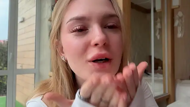 Snapshot of cyberl0ve_ chatting on 04/18/26, 03:27 cyberl0ve online show from 04/18/26, 03:27