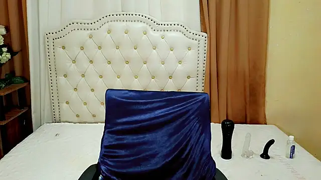 Snapshot of Seductive_sophie chatting on 06/27/26, 04:17 Seductive sophie online show from 06/27/26, 04:17