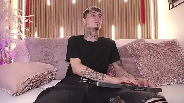 Snapshot of Max_Hader_ chatting on 03/11/26, 03:12 Max Hader online show from 03/11/26, 03:12