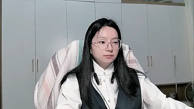 Snapshot of Eeya-36 chatting on 04/23/26, 11:42 Eeya-36 online show from 04/23/26, 11:42