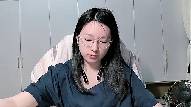 Snapshot of Eeya-36 chatting on 04/24/26, 11:34 Eeya-36 online show from 04/24/26, 11:34