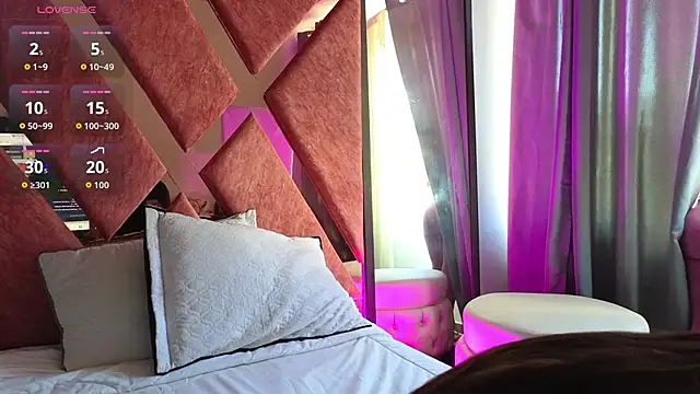 Snapshot of Emma_Revees chatting on 04/20/26, 08:10 Emma Revees online show from 04/20/26, 08:10