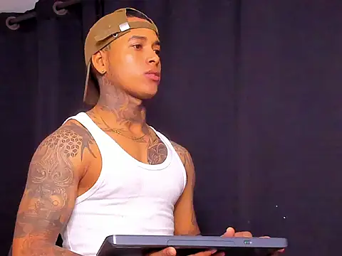 Snapshot of tyler_bell_ chatting on 03/04/26, 02:01 tyler bell online show from 03/04/26, 02:01