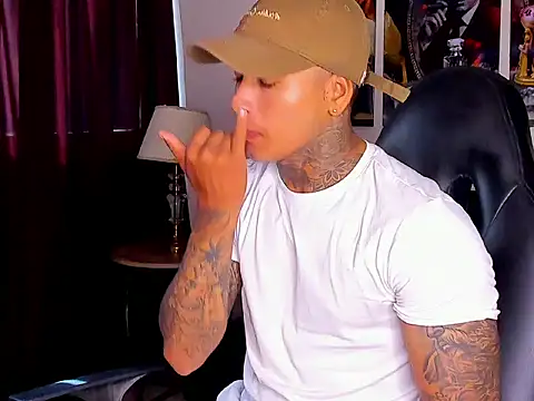 Snapshot of tyler_bell_ chatting on 03/13/26, 01:40 tyler bell online show from 03/13/26, 01:40