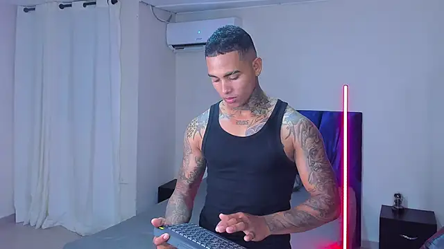 Snapshot of tyler_bell_ chatting on 03/28/26, 03:28 tyler bell online show from 03/28/26, 03:28