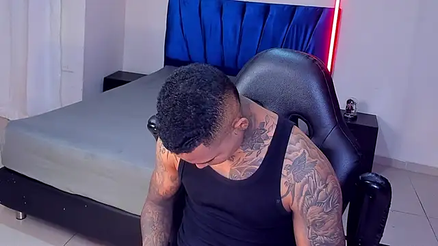 Snapshot of tyler_bell_ chatting on 04/07/26, 03:07 tyler bell online show from 04/07/26, 03:07