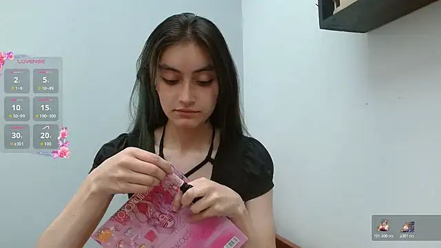 Snapshot of naomi_unu chatting on 07/24/26, 02:15 naomi unu online show from 07/24/26, 02:15
