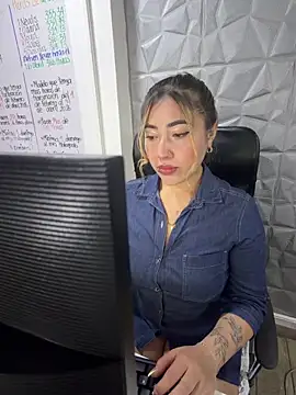 Snapshot of ManuelaVeeleez chatting on 04/22/26, 01:52 ManuelaVeeleez online show from 04/22/26, 01:52