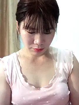Snapshot of Bondgirl_9 chatting on 04/13/26, 09:42 Bondgirl 9 online show from 04/13/26, 09:42