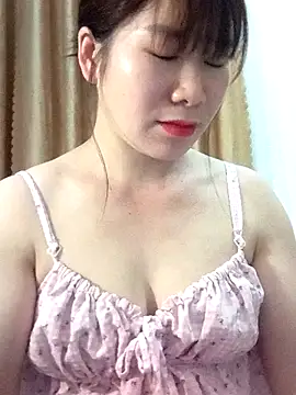 Snapshot of Bondgirl_9 chatting on 04/19/26, 07:38 Bondgirl 9 online show from 04/19/26, 07:38