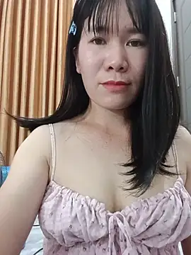 Snapshot of Bondgirl_9 chatting on 07/13/26, 04:32 Bondgirl 9 online show from 07/13/26, 04:32