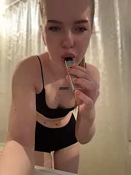 Snapshot of KayShaw chatting on 04/20/26, 03:37 KayShaw online show from 04/20/26, 03:37