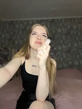 Snapshot of KayShaw chatting on 04/24/26, 06:05 KayShaw online show from 04/24/26, 06:05