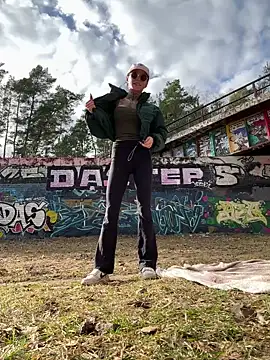 Snapshot of SkinnyLilly chatting on 03/12/26, 02:01 SkinnyLilly online show from 03/12/26, 02:01