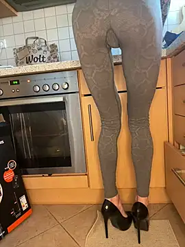 Snapshot of SkinnyLilly chatting on 04/09/26, 11:48 SkinnyLilly online show from 04/09/26, 11:48