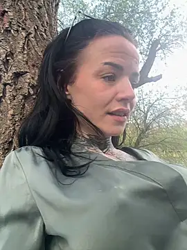 Snapshot of SkinnyLilly chatting on 04/17/26, 11:35 SkinnyLilly online show from 04/17/26, 11:35