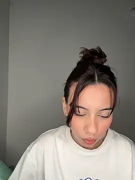 Snapshot of Nicole_Cute04 chatting on 04/12/26, 04:28 Nicole Cute04 online show from 04/12/26, 04:28