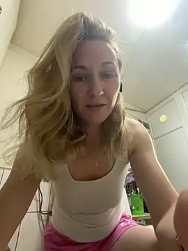 Snapshot of Secret_Ladyx chatting on 05/10/26, 04:06 Secret Ladyx online show from 05/10/26, 04:06