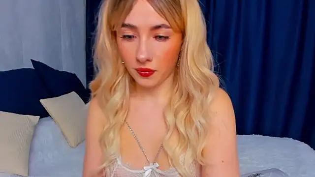 Snapshot of Aria_Montclair chatting on 04/19/26, 05:07 Aria Montclair online show from 04/19/26, 05:07