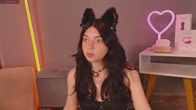 Snapshot of Im_Elaris chatting on 04/13/26, 02:44 Im Elaris online show from 04/13/26, 02:44