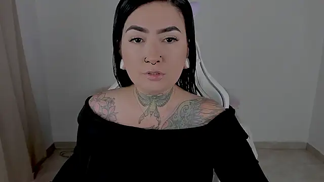 Snapshot of heeyy_kitty chatting on 04/13/26, 04:23 heeyy kitty online show from 04/13/26, 04:23