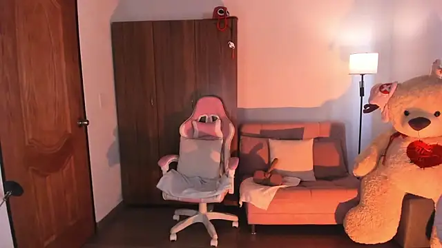 Snapshot of hi_kiittyy chatting on 04/05/26, 10:34 hi kiittyy online show from 04/05/26, 10:34