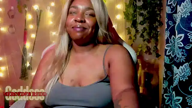 Snapshot of Goddess_MercedesRedd chatting on 06/06/26, 01:49 Goddess MercedesRedd online show from 06/06/26, 01:49