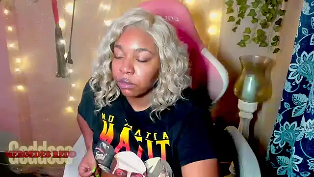 Snapshot of Goddess_MercedesRedd chatting on 06/13/26, 01:31 Goddess MercedesRedd online show from 06/13/26, 01:31