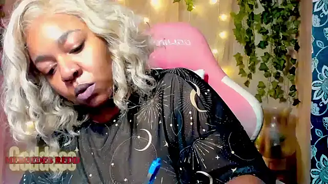 Snapshot of Goddess_MercedesRedd chatting on 06/14/26, 04:09 Goddess MercedesRedd online show from 06/14/26, 04:09