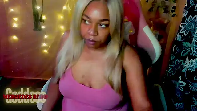 Snapshot of Goddess_MercedesRedd chatting on 06/19/26, 02:32 Goddess MercedesRedd online show from 06/19/26, 02:32