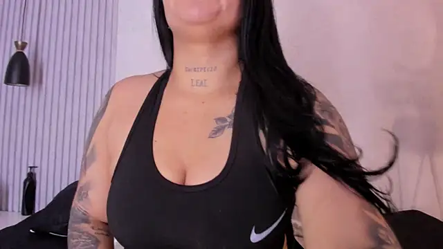 Snapshot of ManuelaMontes_ chatting on 04/06/26, 11:33 ManuelaMontes online show from 04/06/26, 11:33