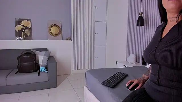 Snapshot of ManuelaMontes_ chatting on 04/15/26, 11:39 ManuelaMontes online show from 04/15/26, 11:39