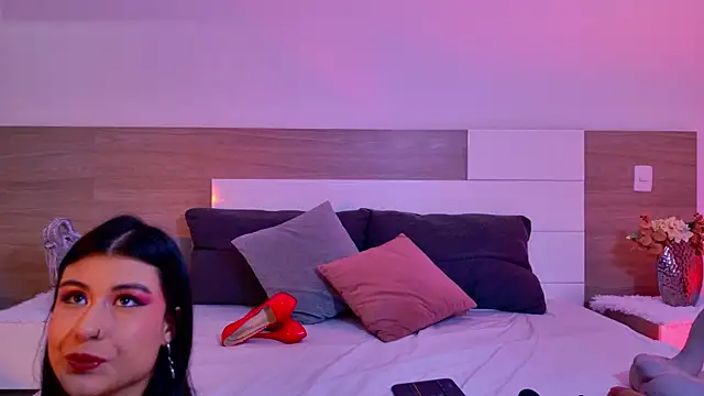 Snapshot of DaphneWayne chatting on 04/17/26, 07:06 DaphneWayne online show from 04/17/26, 07:06