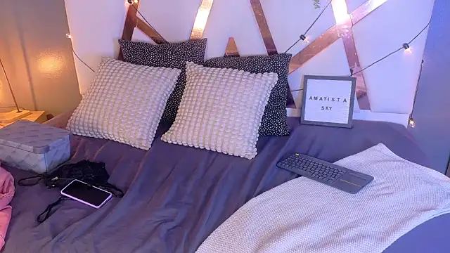 Snapshot of AmatistaSky__ chatting on 04/15/26, 11:50 AmatistaSky online show from 04/15/26, 11:50