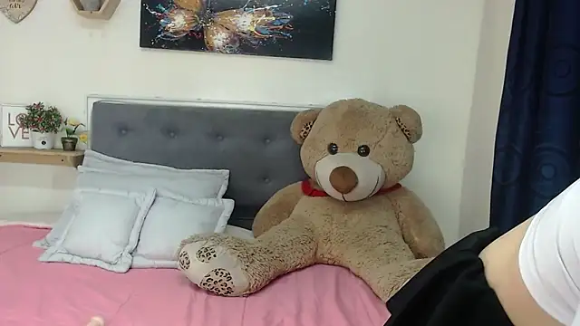 Snapshot of Celeste__London chatting on 04/05/26, 05:43 Celeste London online show from 04/05/26, 05:43