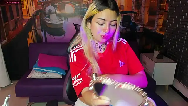 Snapshot of Tamaraa_velez chatting on 03/15/26, 01:17 Tamaraa velez online show from 03/15/26, 01:17