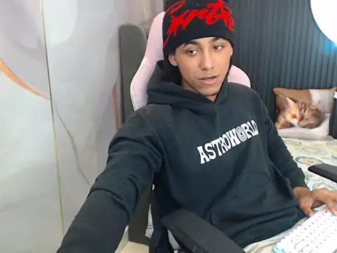 Snapshot of taylor_bigdick18 chatting on 04/17/26, 01:30 taylor bigdick18 online show from 04/17/26, 01:30