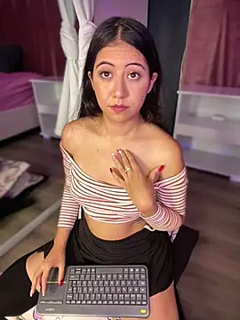 Snapshot of Lunaliaa_ chatting on 03/12/26, 05:13 Lunaliaa online show from 03/12/26, 05:13