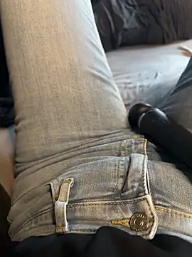 Snapshot of aleexii_s chatting on 04/13/26, 03:50 aleexii s online show from 04/13/26, 03:50