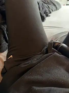 Snapshot of aleexii_s chatting on 04/14/26, 10:32 aleexii s online show from 04/14/26, 10:32