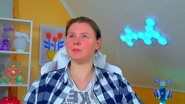 Snapshot of MelodyMoores chatting on 04/15/26, 06:31 MelodyMoores online show from 04/15/26, 06:31