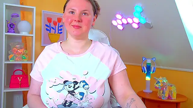 Snapshot of MelodyMoores chatting on 04/22/26, 06:38 MelodyMoores online show from 04/22/26, 06:38