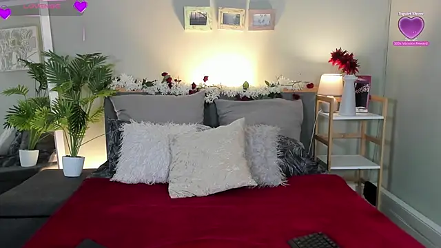 Snapshot of NaughtyTyra chatting on 04/22/26, 06:38 NaughtyTyra online show from 04/22/26, 06:38