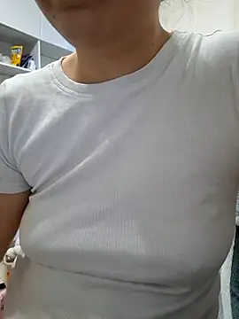 Snapshot of Emi_hot1 chatting on 04/10/26, 12:43 Emi hot1 online show from 04/10/26, 12:43