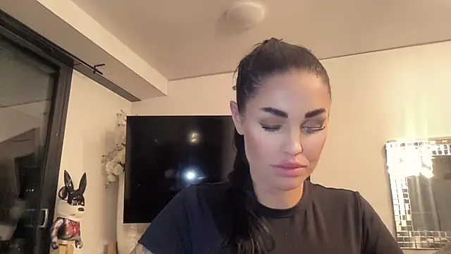 Snapshot of AMBER_HARD chatting on 04/21/26, 10:01 AMBER HARD online show from 04/21/26, 10:01