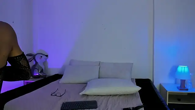 Snapshot of Eve-01 chatting on 04/13/26, 08:03 Eve-01 online show from 04/13/26, 08:03