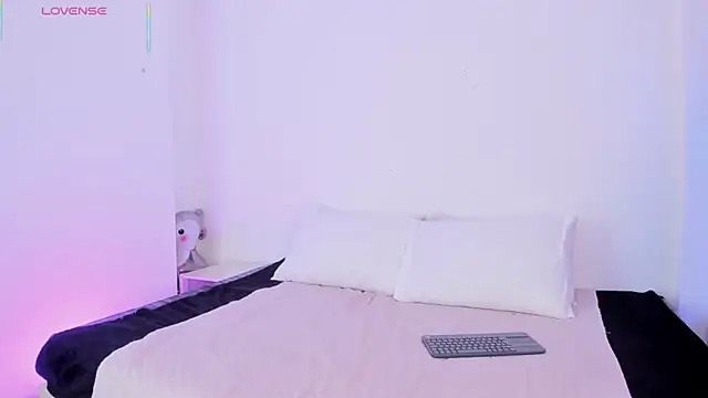 Snapshot of Eve-01 chatting on 04/21/26, 07:28 Eve-01 online show from 04/21/26, 07:28