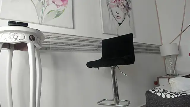 Snapshot of kristen-thomson chatting on 04/25/26, 06:05 kristen-thomson online show from 04/25/26, 06:05