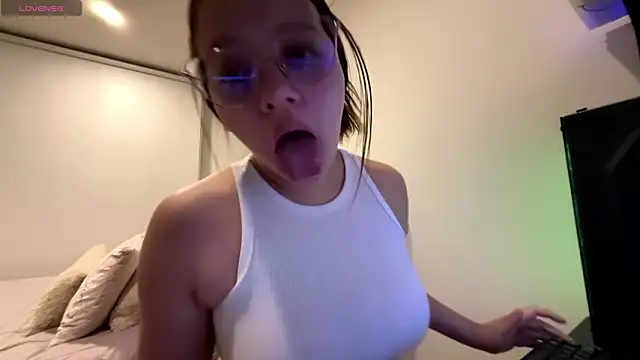 Snapshot of Sarahhh_0 chatting on 03/22/26, 02:37 Sarahhh 0 online show from 03/22/26, 02:37