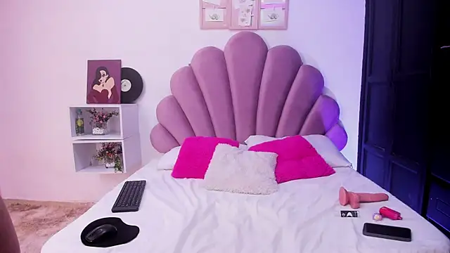 Snapshot of RosieCharm chatting on 04/06/26, 10:22 RosieCharm online show from 04/06/26, 10:22